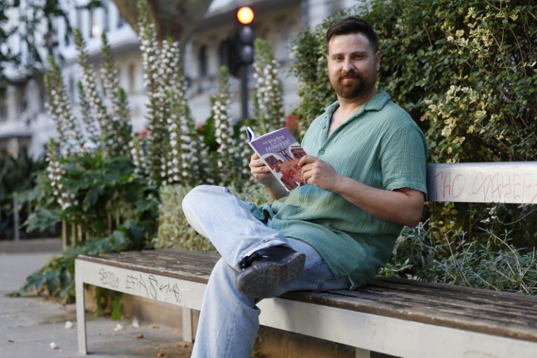 ‘El meu pare és un Millennial’, el llibre que acosta a la generació Alfa a la vida sense mòbil
