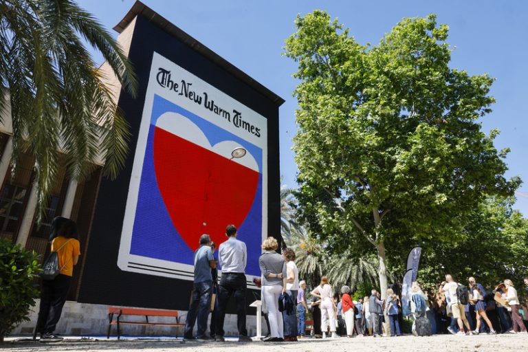 València estrena un gran mural per a conscienciar sobre la fragilitat dels ecosistemes polars