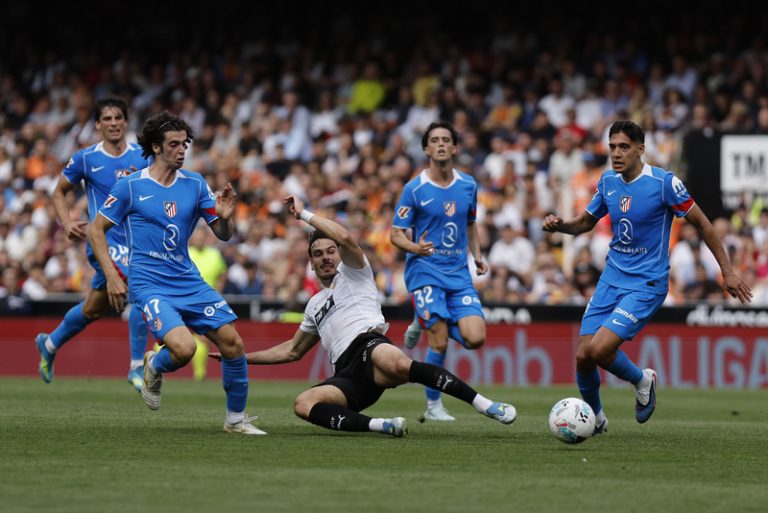 L’Atlètic perdona al València en una primera part plena d’ocasions a Mestalla