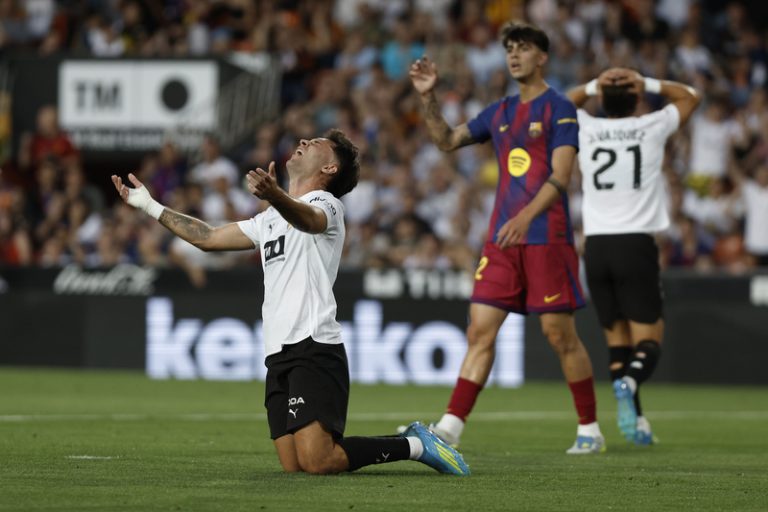 El València domina al Barça però es queda sense premi a Mestalla