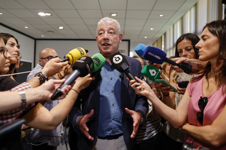 Educació i sindicats encaren amb optimisme una reunió clau per a frenar la vaga indefinida