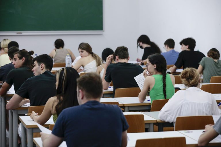 Educació advertix de sancions si s’incomplixen els servicis mínims de la PAU davant la vaga docent