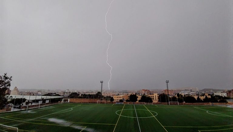Les tempestes descarreguen més de 50 litres per metre quadrat a Estubeny i quasi 500 llamps a Alacant
