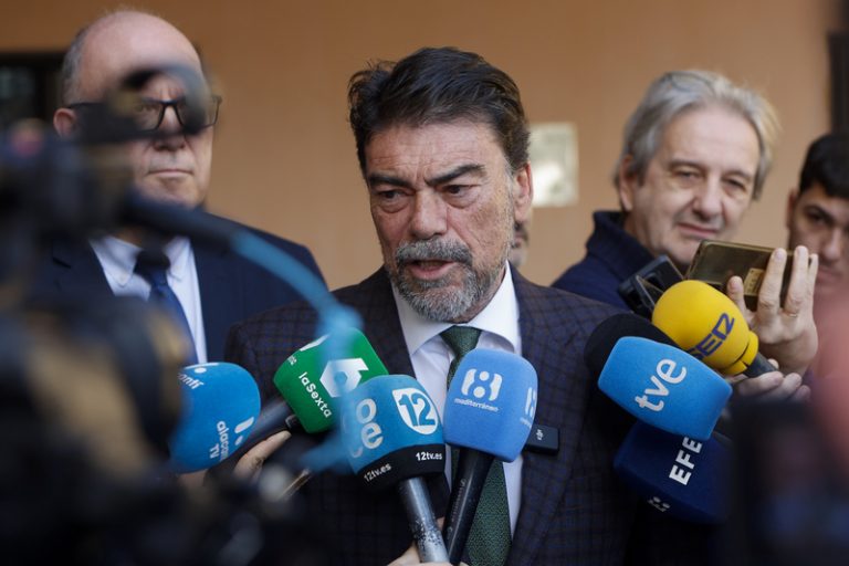 Barcala rebutja la taxa turística i acusa l’oposició de demagògia festera
