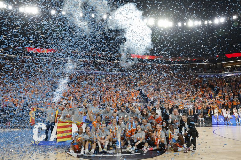 El quart títol de Lliga del València Basket arriba amb rècord històric de públic femení