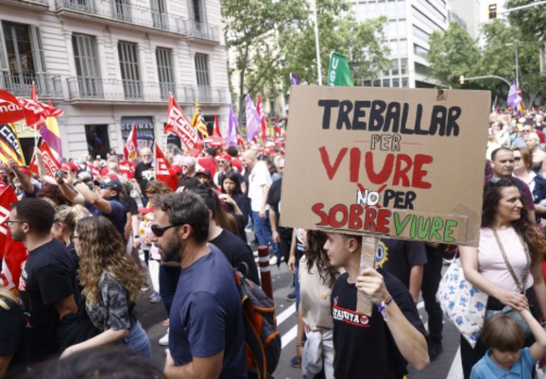 Arranca la manifestació del Primer de Maig a València marcada per la pluja i les reivindicacions socials