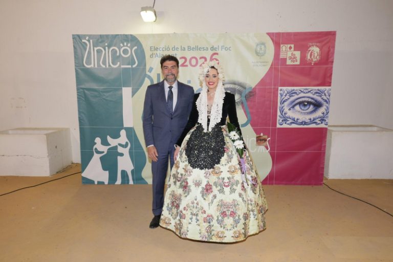 Barcala rep a les noves belleas del foc i els reconeix com a símbol de les Fogueres