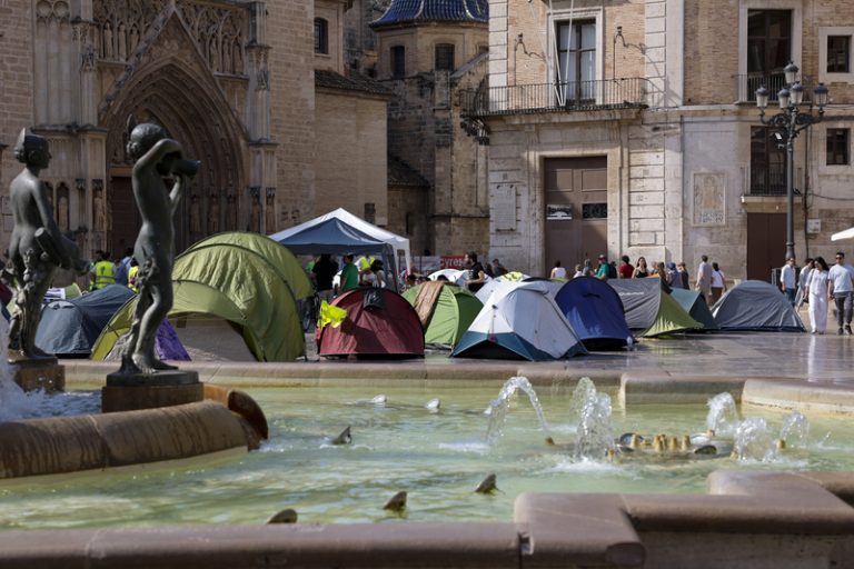 Mig centenar de docents passa la nit acampat en la plaça de la Verge de València
