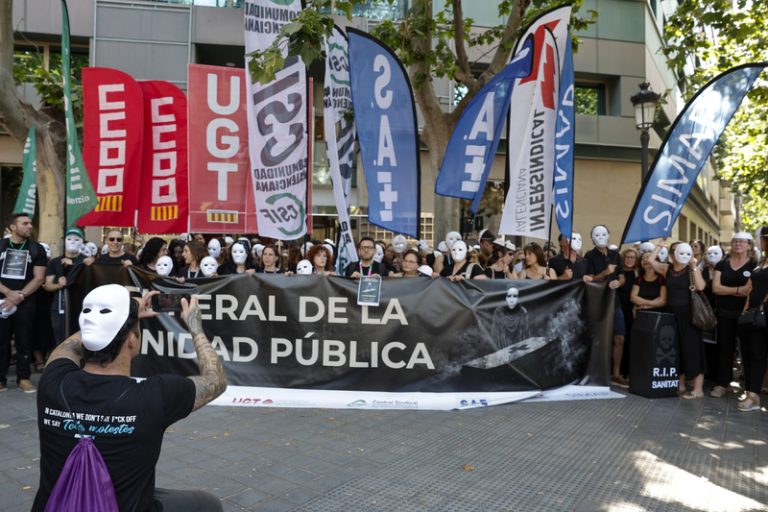 Sindicats escenifiquen un funeral davant Sanitat per a denunciar el greu estat de la sanitat pública valenciana