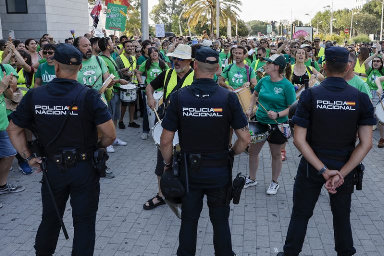 Docents exigixen la dimissió de Pérez Llorca i de Ortí enfront del Palau de la Música