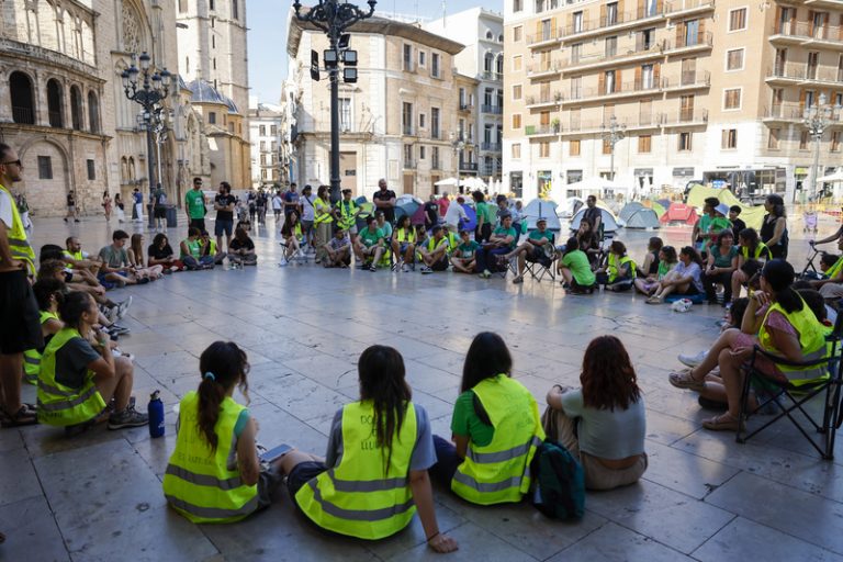 El professorat valencià encadena 18 dies de vaga i manté l’acampada en el centre de València