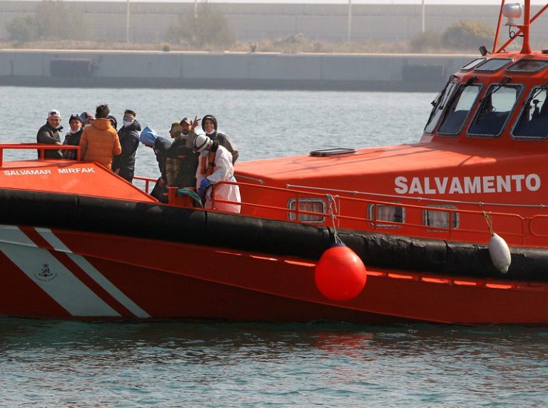 Una pastera amb més de vint migrants arriba a una platja de Calp en plena demà