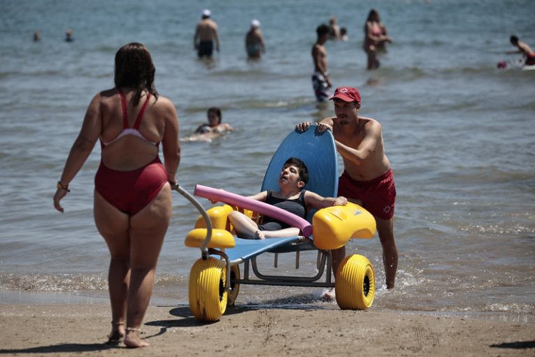 Cocemfe denuncia que les persones amb discapacitat seguixen fora de les platges d’Alacant al juny