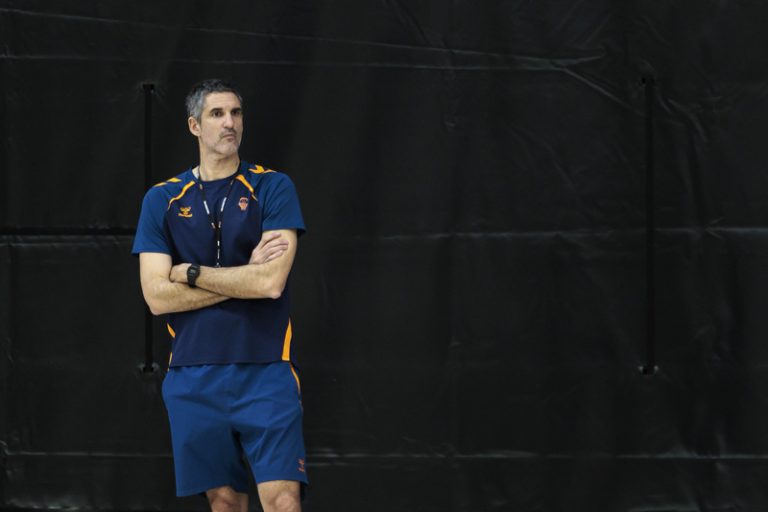 Rubén Burgos deixa la banqueta del València Basket femení però seguirà en el club