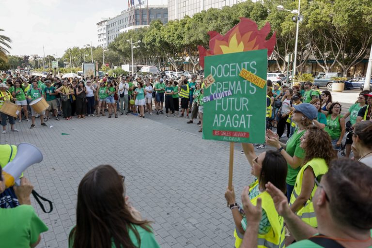 El professorat valencià encadena 17 dies de vaga amb manifestacions i acampada a València