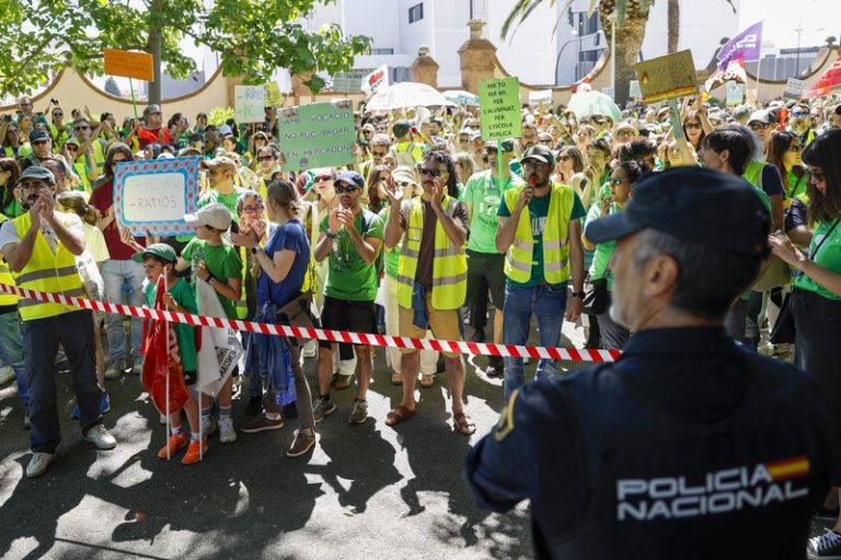 La UV i l’UJI recolzen a la docent agredida i reclamen avanços per a tancar la vaga