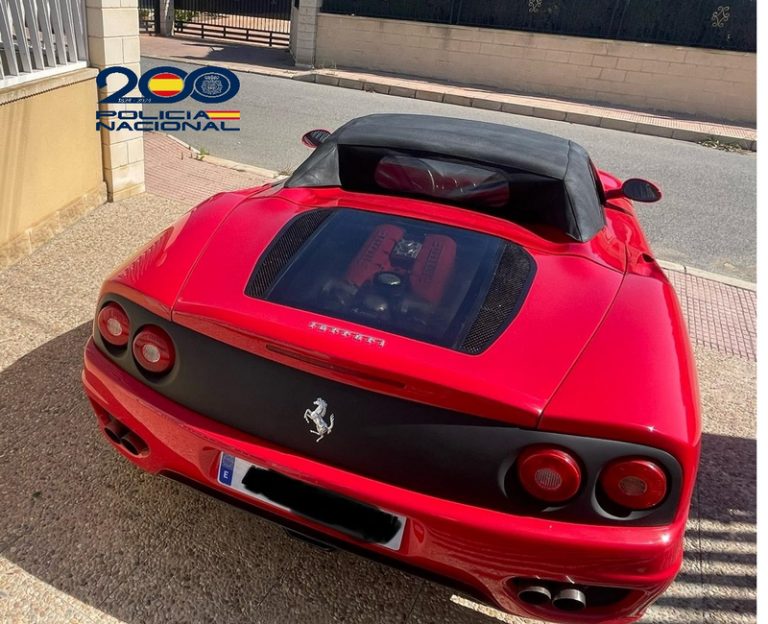 Detingut en El Altet per intentar vendre una rèplica d’un Ferrari 360 Spider en internet