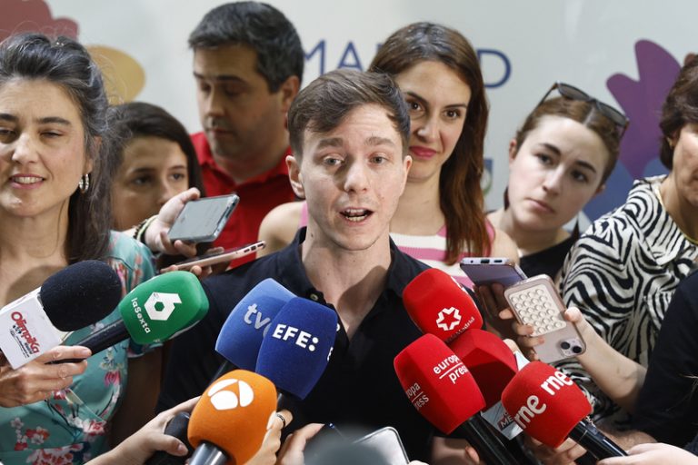 Sumar aplaudix l’expedient al policia que va colpejar per l’esquena a una manifestant a València