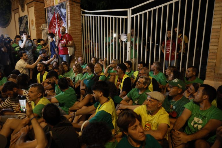 Sis sindicalistes es tanquen en Educació després d’una nova ruptura de la negociació de la vaga docent