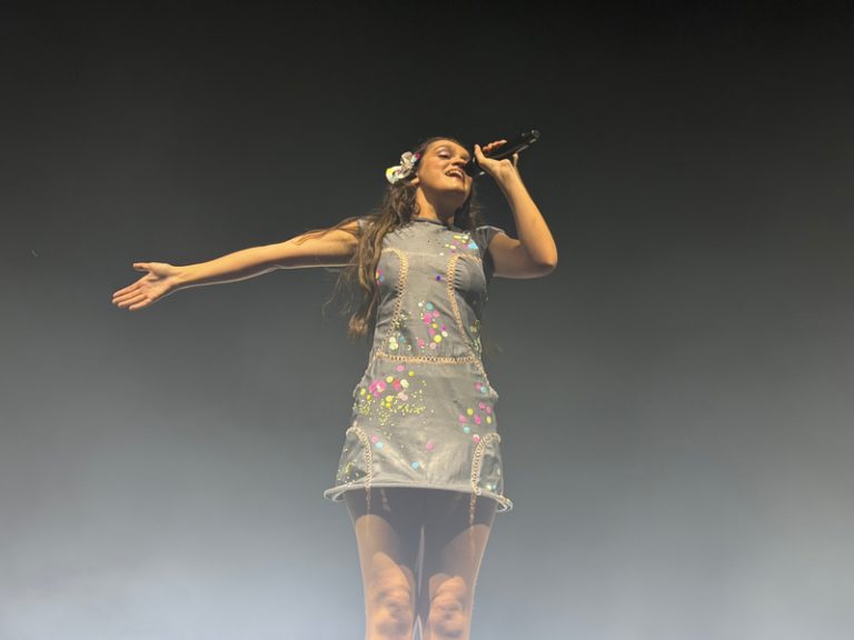 Amaia enlluerna amb veu i complicitat en un Roig Arena entregat