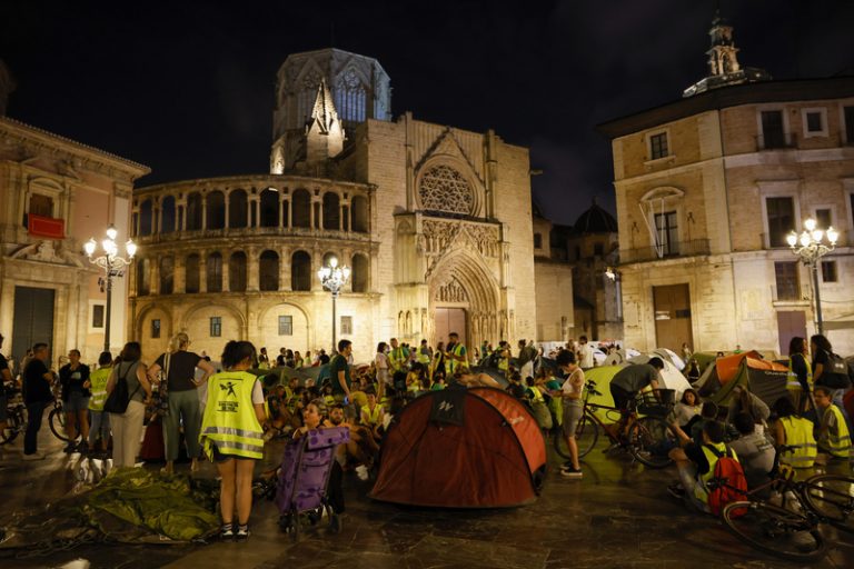Uns 200 docents acampen en la plaça de la Verge per a reforçar la vaga educativa indefinida