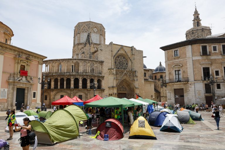 El Govern responsabilitza a l’Ajuntament de València de gestionar l’acampada de docents