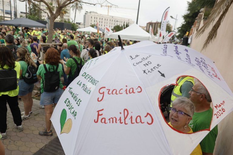 Les famílies exigixen explicacions per l’agressió policial a una docent enfront d’Educació