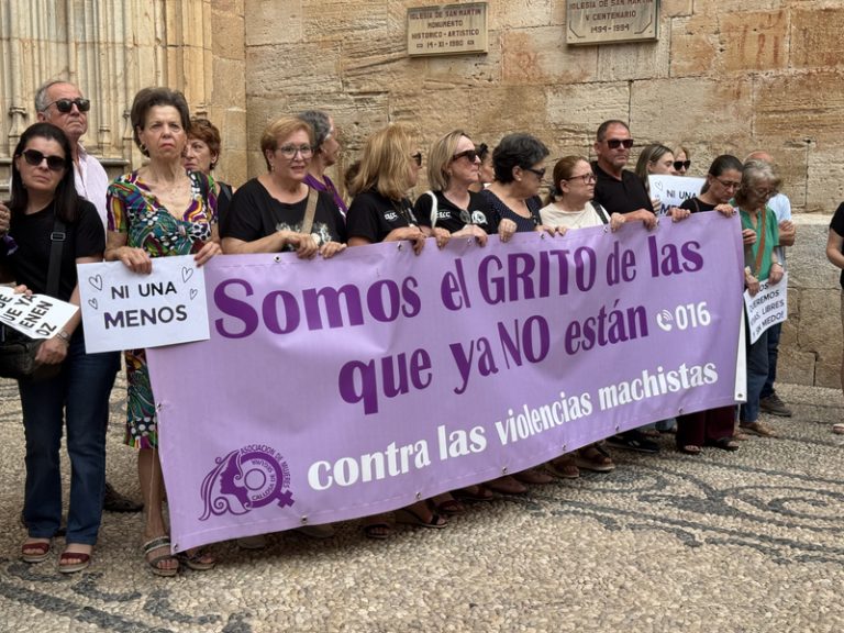Callosa de Segura es concentra en silenci per Patricia, víctima d’un assassinat masclista