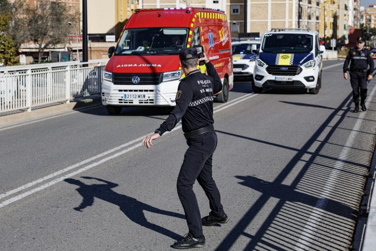 Un helicòpter rescata a un mastí exhaust durant una ruta de muntanya a la Marina Alta