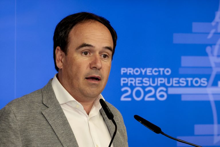 Pérez Llorca fixa les PAU com a línia roja en la negociació amb el professorat en vaga