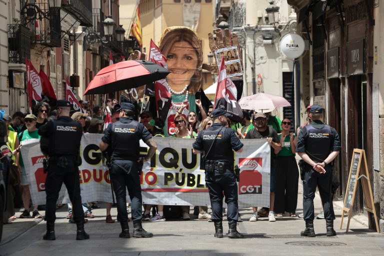 Docents bloquegen accessos al Palau en protesta durant els premis Rei Jaume I