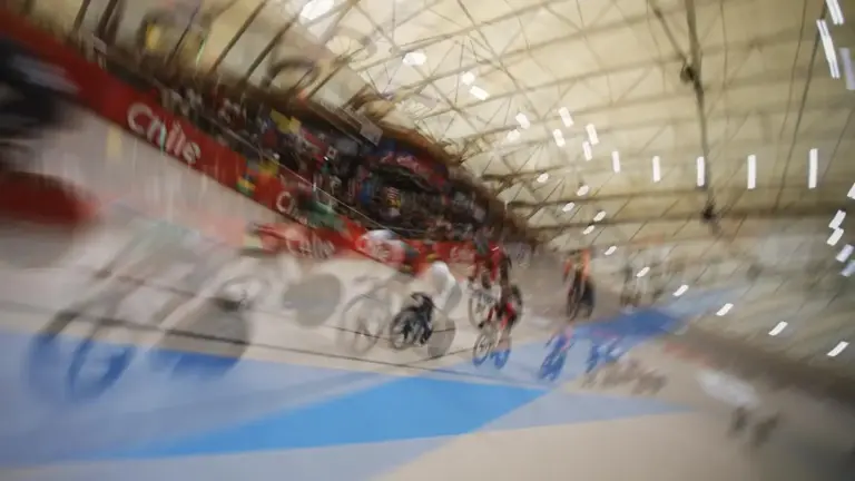 Ciclistes competint en una prova de ciclisme en pista