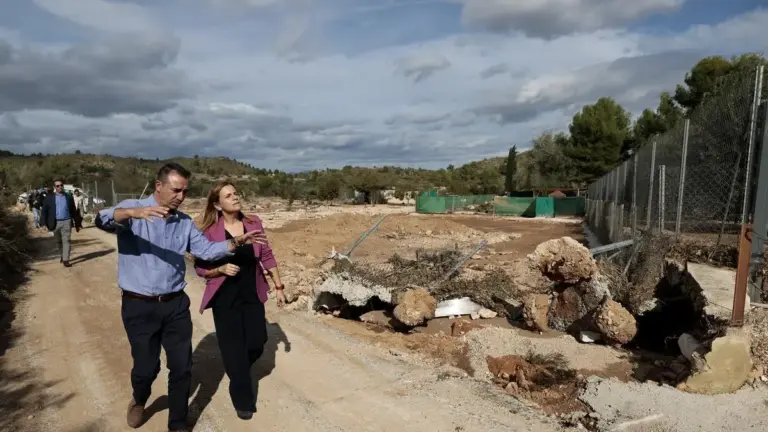 L’alcalde de Riba-roja, Robert Raga, visita zones afectades per les pluges amb la delegada Pilar Bernabé