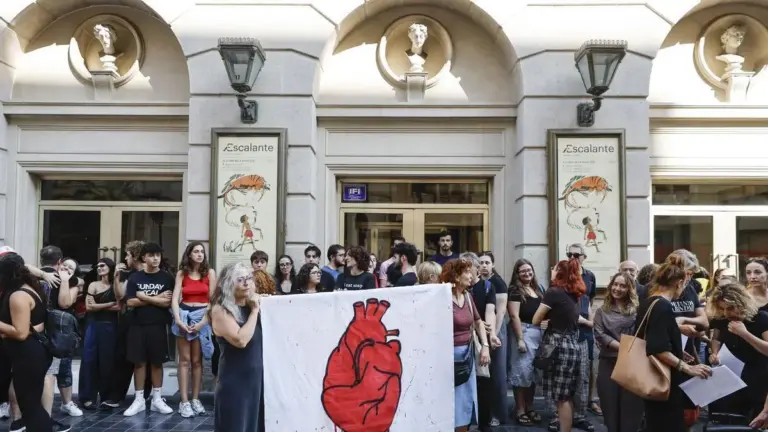 Persones manifestant-se contra el tancament del Teatre Principal de València per riscos estructurals