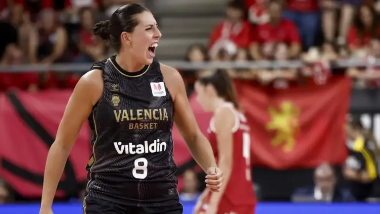 Maria Araújo, ala-pívot del València Basket F, celebra la victòria davant el Casademont Zaragoza.