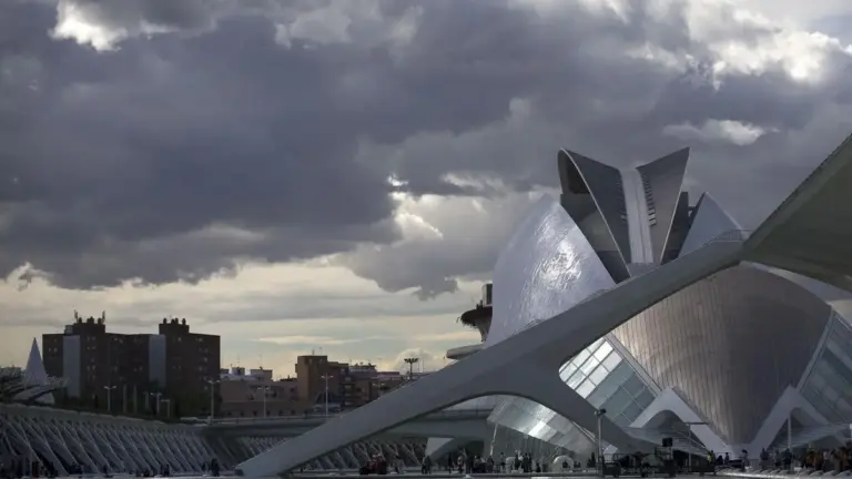 Palau de les Arts i l’Hemisfèric de la Ciutat de les Arts i les Ciències amb el cel ennuvolat