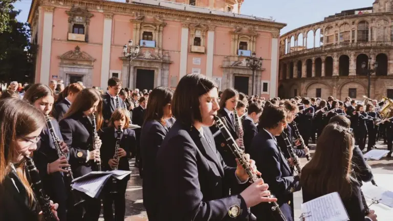 Bandes en un concert a la plaça de la Mare de Déu de València