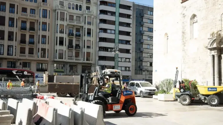 Començament de la reurbanització de la plaça de Sant Agustí de València.