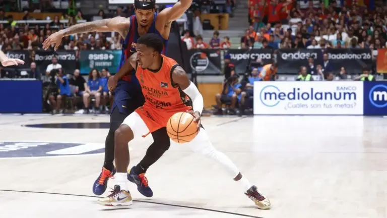 T. J. Shorts bota la pilota davant Justin Robinson durant una semifinal de la Supercopa Endesa