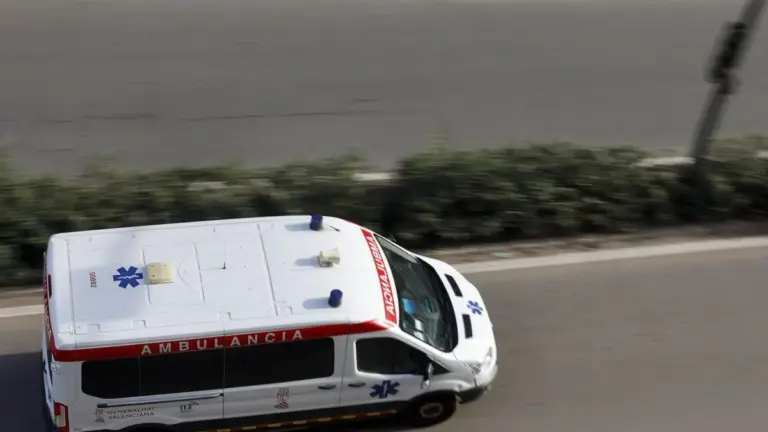 Una ambulància circula per una carretera