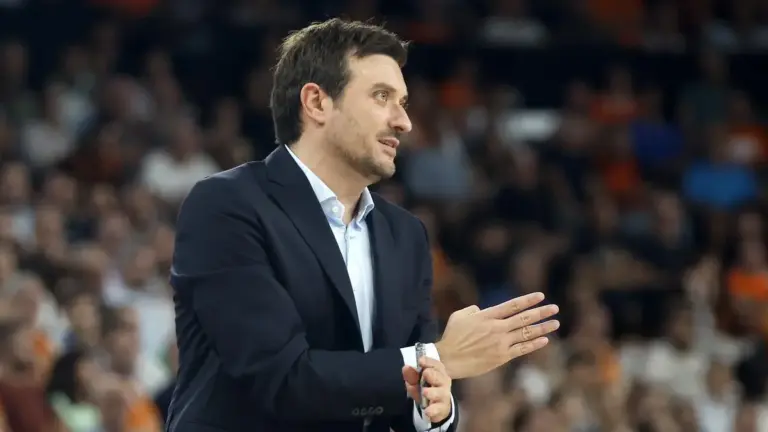 Xavier Albert, entrenador del València, durant un partit d’Eurolliga