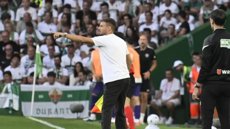 Martín Anselmi, entrenador de l’Elx, durant un encontre.