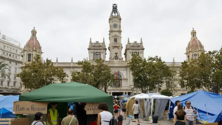Acampada de protesta per l’habitatge a la plaça de l’Ajuntament de València