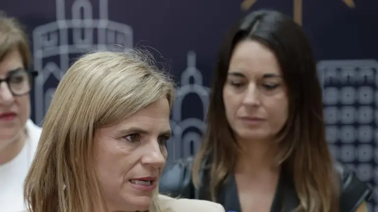 Pilar Bernabé atiende a la prensa, delegada del Gobierno, en un acto institucional.