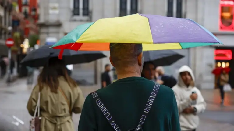 Viandants protegint-se de la pluja a la Puerta del Sol de Madrid