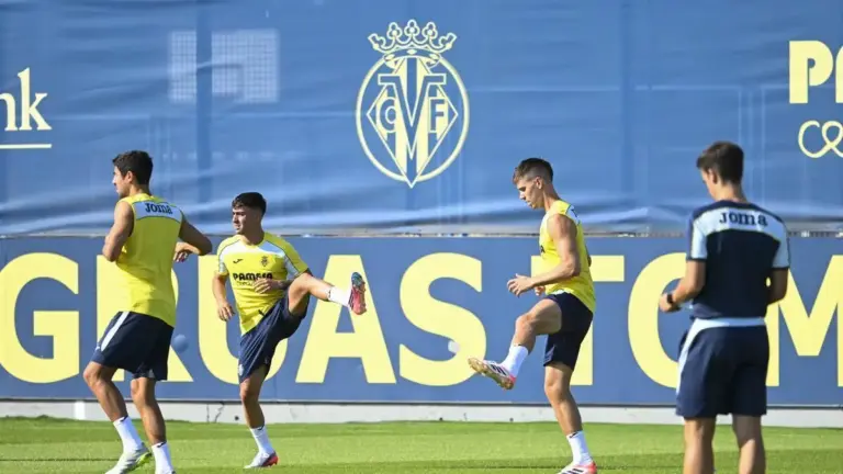Íñigo Pérez amb jugadors del Villarreal durant un entrenament