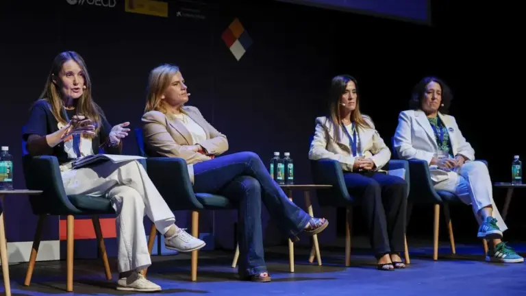 Rosa Alvárez i Pilar Bernabé conversen amb representants d’associacions en una conferència sobre la DANA
