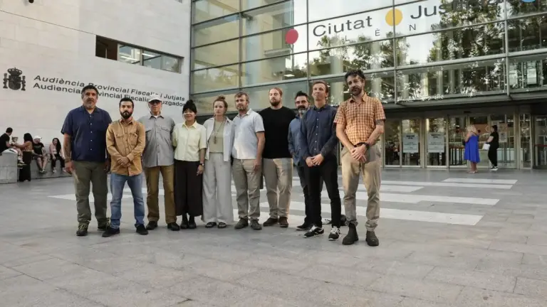 Onze activistes de Greenpeace abans d’entrar a un judici a València